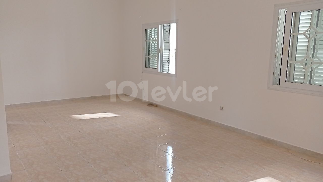 Kızılbaş bölgesinde ticari izinli kiralık 2+1 iş yeri / ofis kullanıma uygun müstakil ev