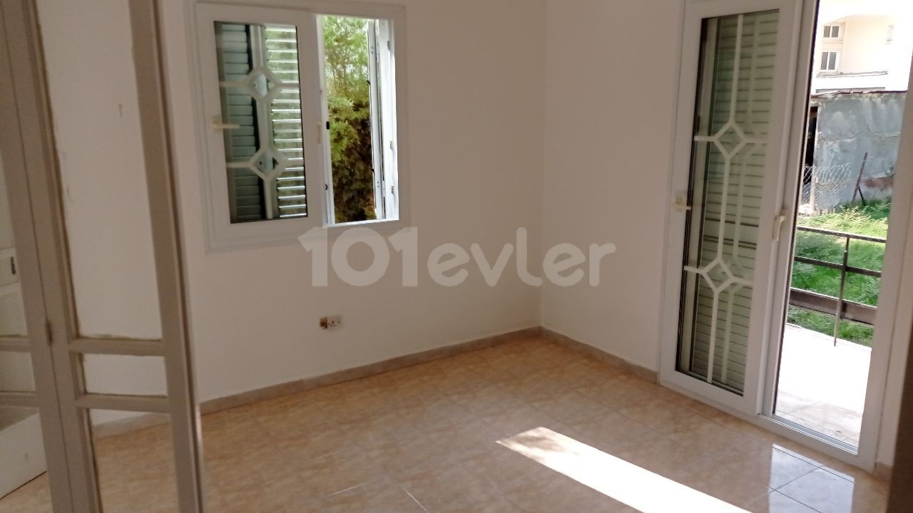 Kızılbaş bölgesinde ticari izinli kiralık 2+1 iş yeri / ofis kullanıma uygun müstakil ev