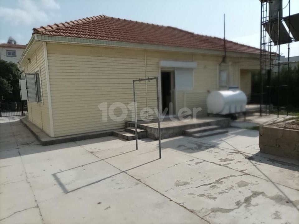 Kızılbaş bölgesinde ticari izinli kiralık 2+1 iş yeri / ofis kullanıma uygun müstakil ev