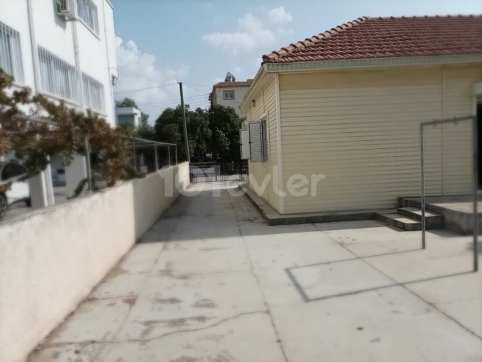 Kızılbaş bölgesinde ticari izinli kiralık 2+1 iş yeri / ofis kullanıma uygun müstakil ev