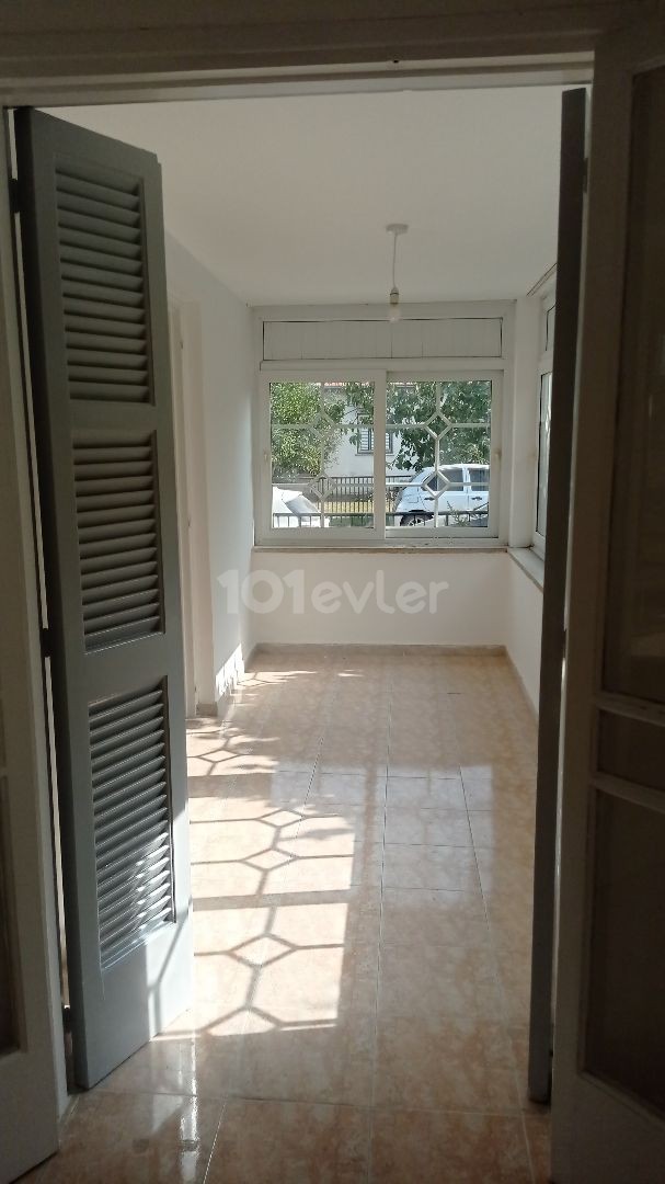 Kızılbaş bölgesinde ticari izinli kiralık 2+1 iş yeri / ofis kullanıma uygun müstakil ev