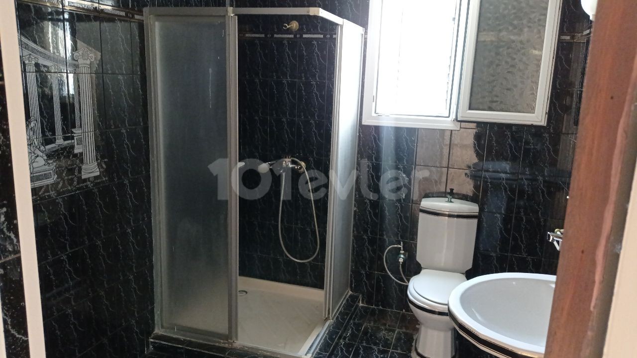 Kızılbaş bölgesinde ticari izinli kiralık 2+1 iş yeri / ofis kullanıma uygun müstakil ev