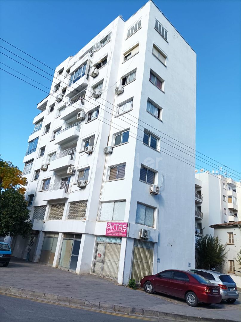 LARGE AND SPACIOUS FLAT FOR RENT WITH COMMERCIAL PERMIT IN A PERFECT LOCATION IN YENİŞEHİR, SUITABLE TO BE AN OFFICE, CLINIC, AND TRAINING CENTER WITH ELEVATOR.