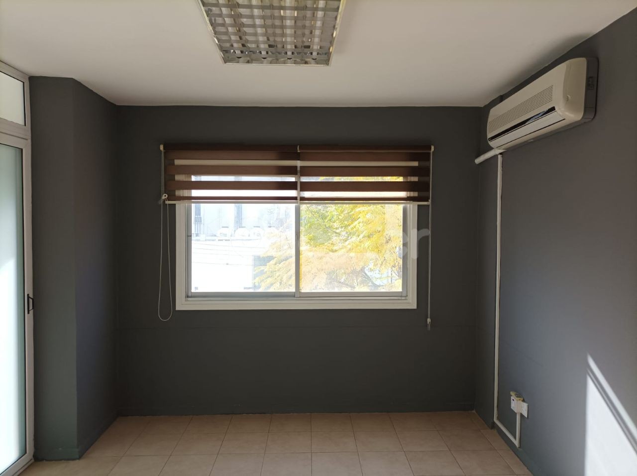 LARGE AND SPACIOUS FLAT FOR RENT WITH COMMERCIAL PERMIT IN A PERFECT LOCATION IN YENİŞEHİR, SUITABLE TO BE AN OFFICE, CLINIC, AND TRAINING CENTER WITH ELEVATOR.