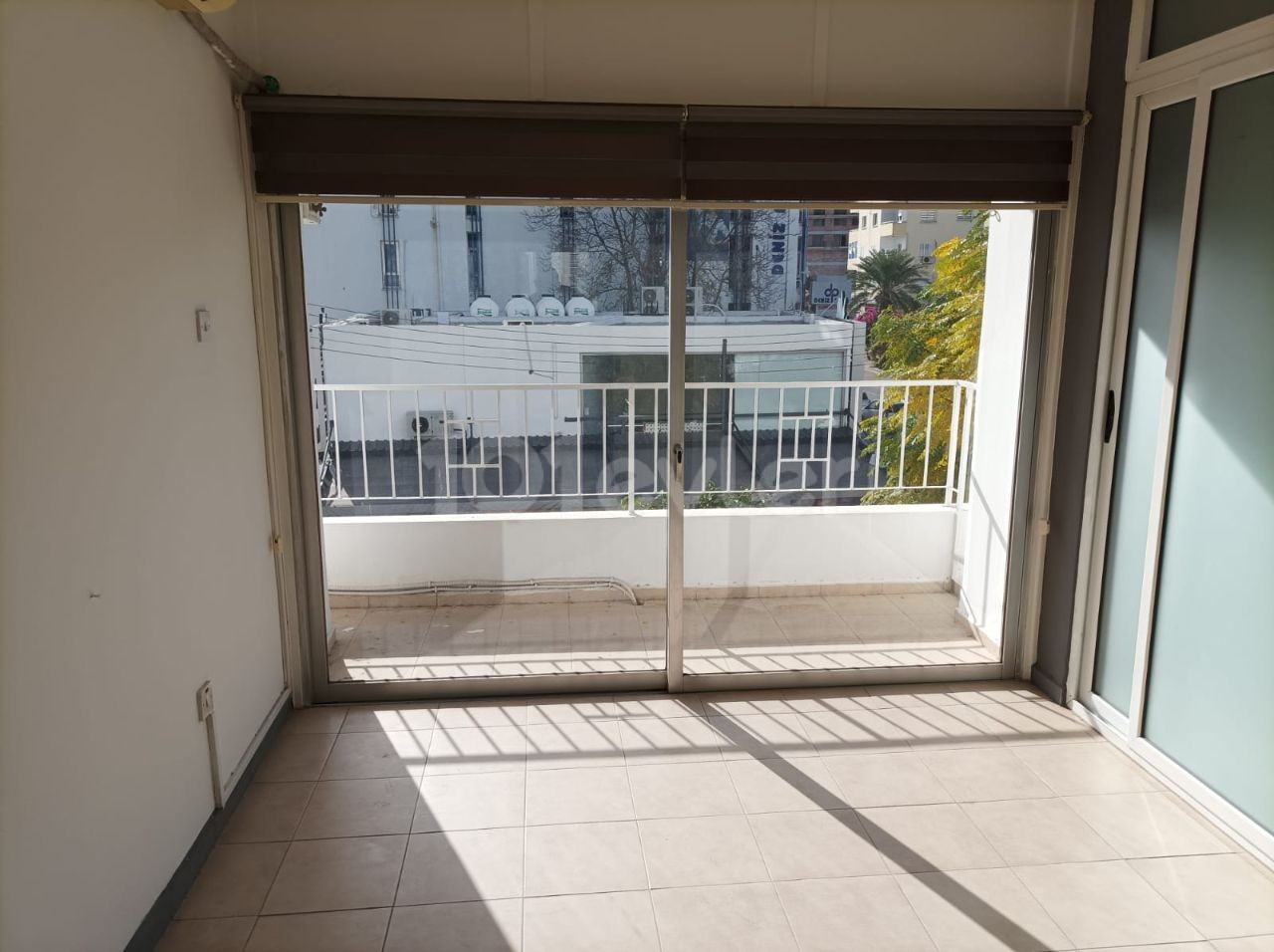 LARGE AND SPACIOUS FLAT FOR RENT WITH COMMERCIAL PERMIT IN A PERFECT LOCATION IN YENİŞEHİR, SUITABLE TO BE AN OFFICE, CLINIC, AND TRAINING CENTER WITH ELEVATOR.