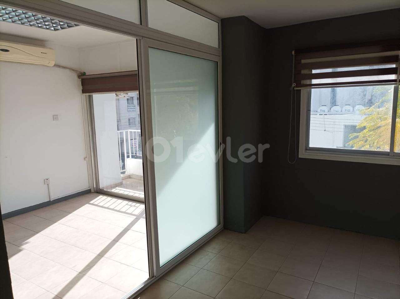 LARGE AND SPACIOUS FLAT FOR RENT WITH COMMERCIAL PERMIT IN A PERFECT LOCATION IN YENİŞEHİR, SUITABLE TO BE AN OFFICE, CLINIC, AND TRAINING CENTER WITH ELEVATOR.