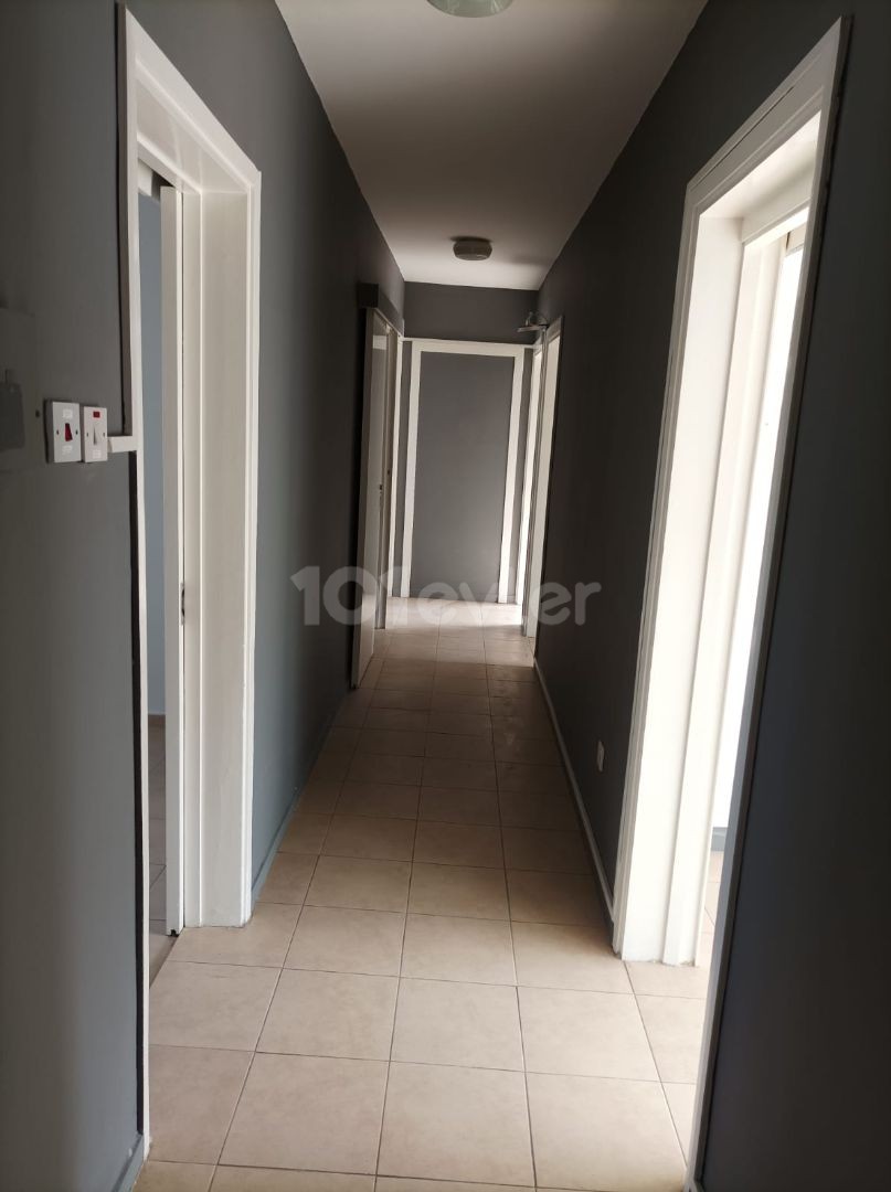 LARGE AND SPACIOUS FLAT FOR RENT WITH COMMERCIAL PERMIT IN A PERFECT LOCATION IN YENİŞEHİR, SUITABLE TO BE AN OFFICE, CLINIC, AND TRAINING CENTER WITH ELEVATOR.