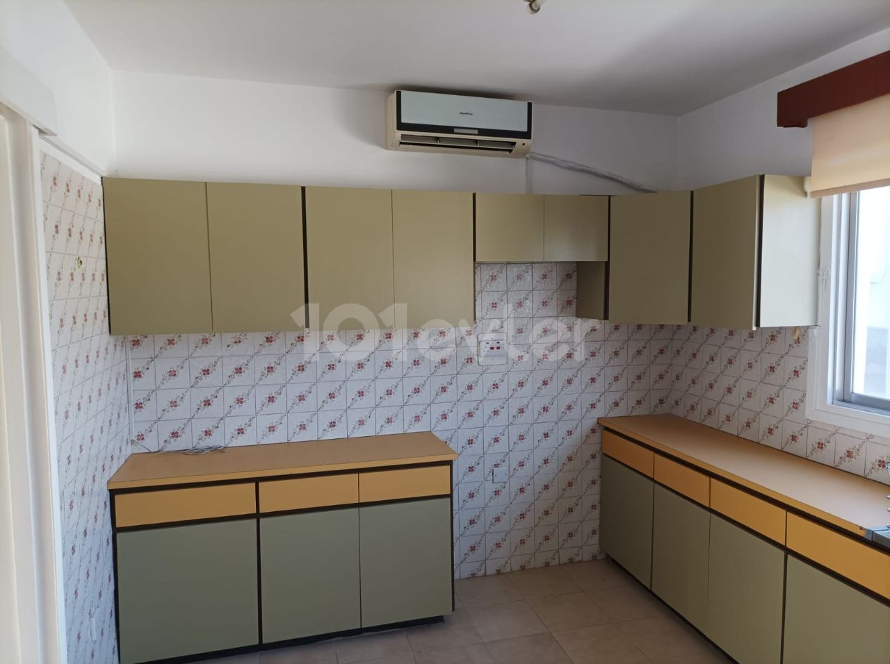 LARGE AND SPACIOUS FLAT FOR RENT WITH COMMERCIAL PERMIT IN A PERFECT LOCATION IN YENİŞEHİR, SUITABLE TO BE AN OFFICE, CLINIC, AND TRAINING CENTER WITH ELEVATOR.