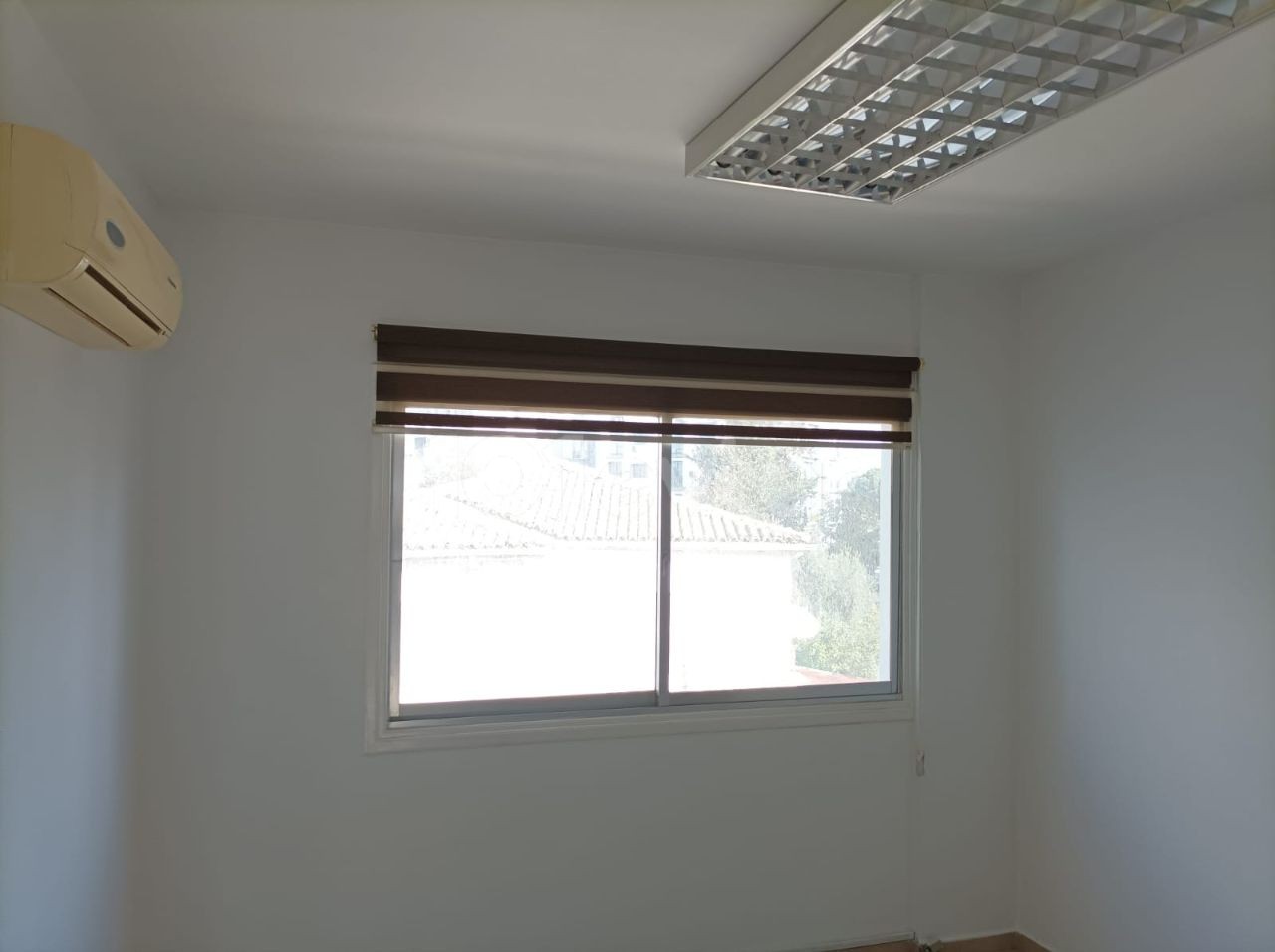 LARGE AND SPACIOUS FLAT FOR RENT WITH COMMERCIAL PERMIT IN A PERFECT LOCATION IN YENİŞEHİR, SUITABLE TO BE AN OFFICE, CLINIC, AND TRAINING CENTER WITH ELEVATOR.