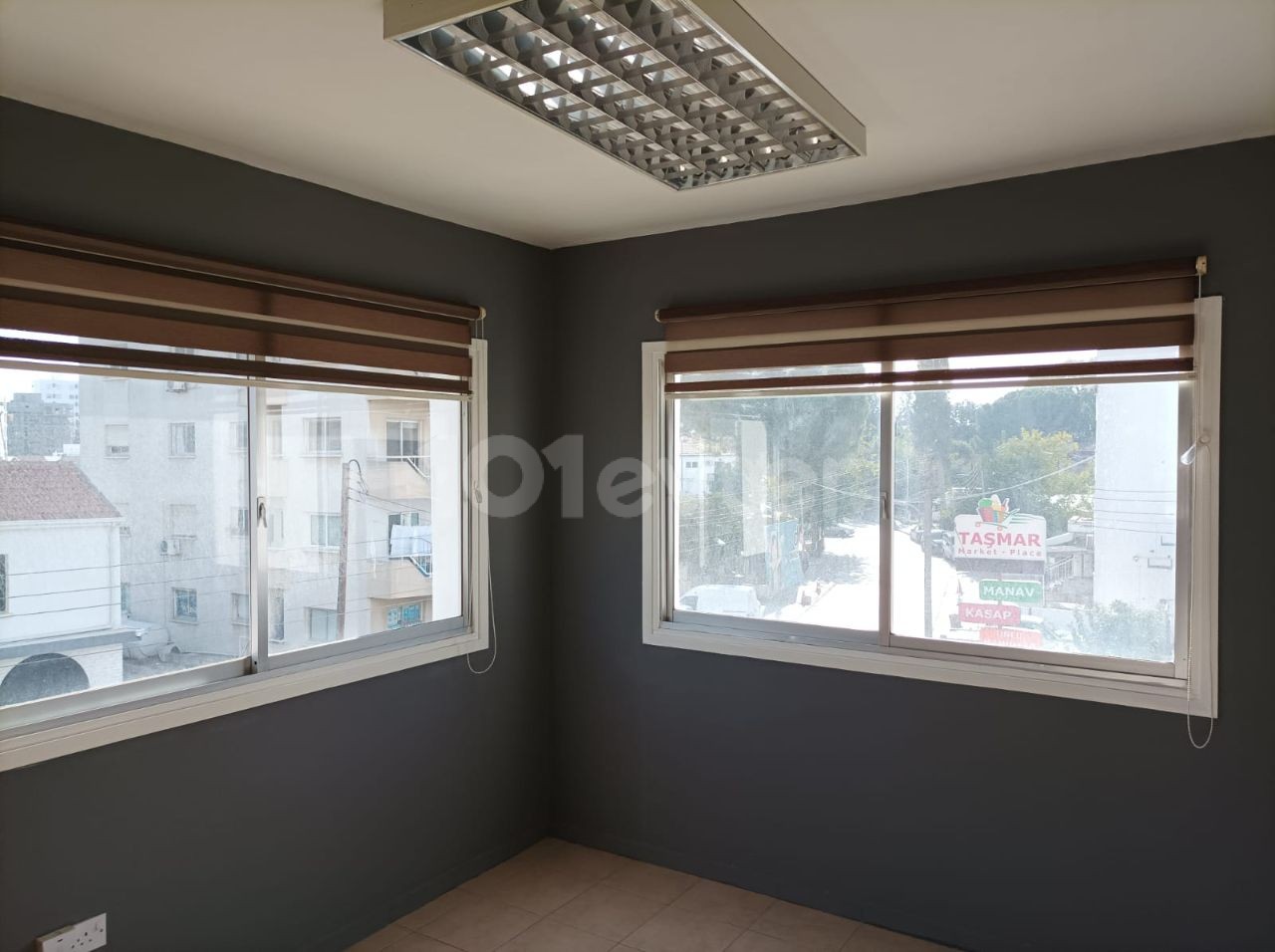 LARGE AND SPACIOUS FLAT FOR RENT WITH COMMERCIAL PERMIT IN A PERFECT LOCATION IN YENİŞEHİR, SUITABLE TO BE AN OFFICE, CLINIC, AND TRAINING CENTER WITH ELEVATOR.