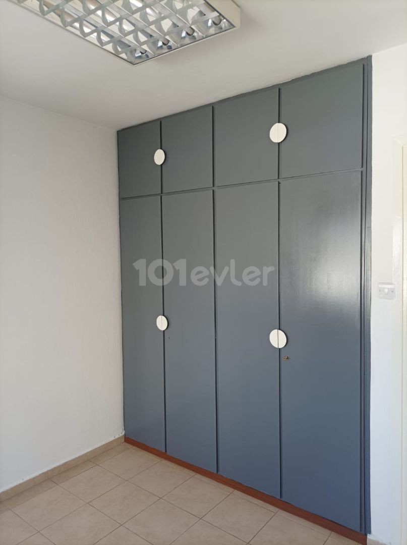 Yenişehir bölgesinde ticari izinli kiralık 3+1 ofis, eğitim yeri olmaya müsait daire