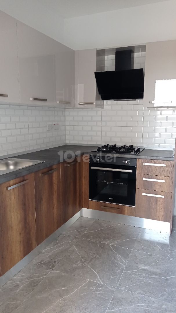 Opportunity flat for sale in a 1-year-old new building with ready tenants, centrally located in the Kızılbaş region, within walking distance of internal affairs and all ministries.