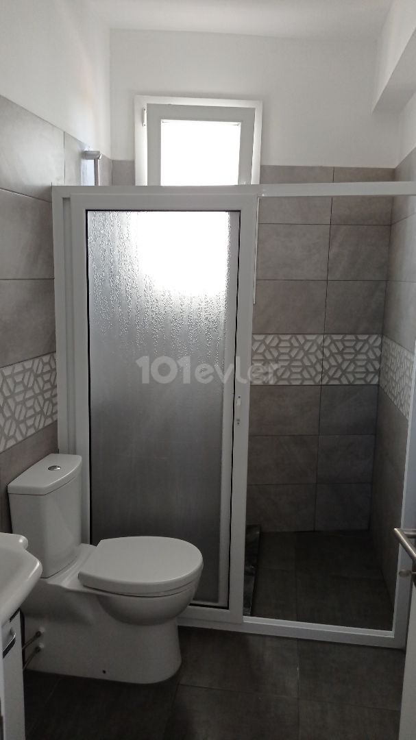 Opportunity flat for sale in a 1-year-old new building with ready tenants, centrally located in the Kızılbaş region, within walking distance of internal affairs and all ministries.