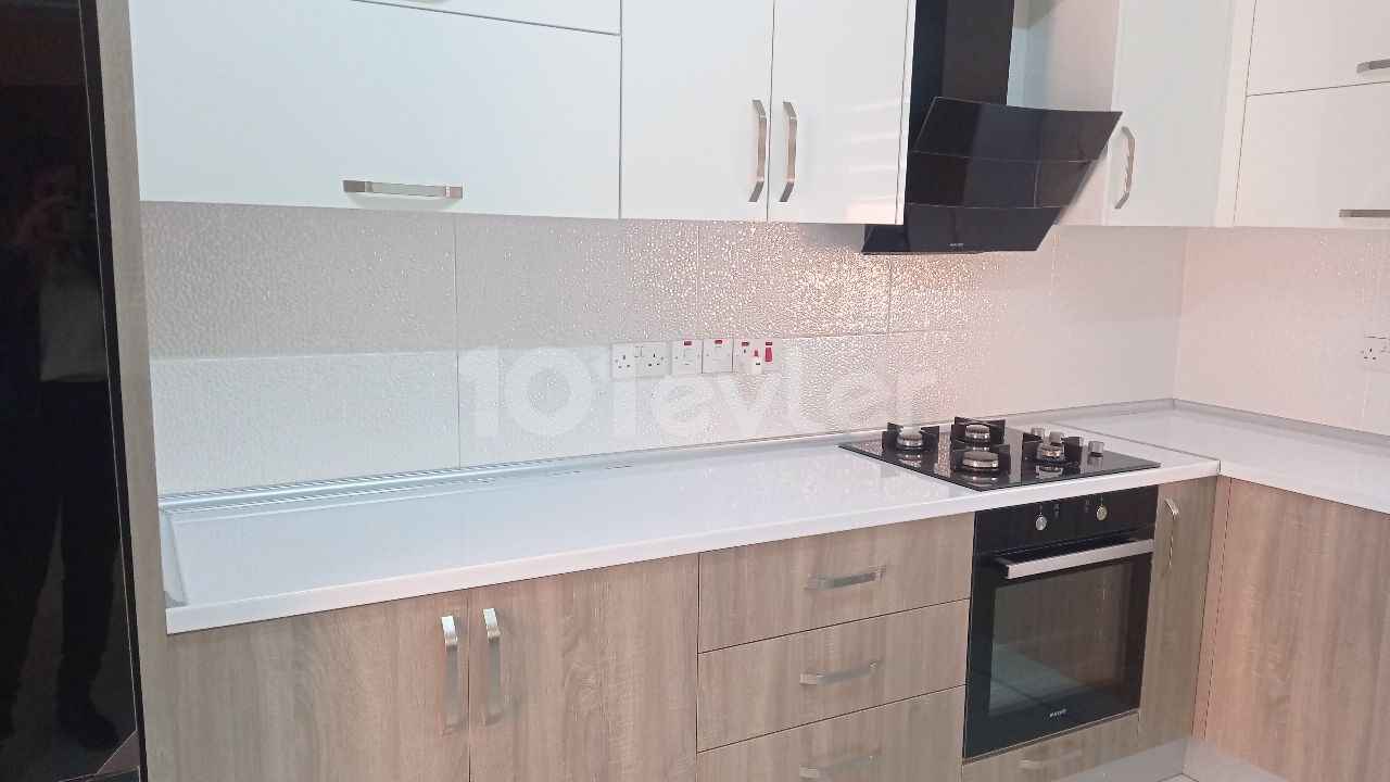 Yenişehir bölgesinde merkezi lokasyonda şık dizayn edilmiş , eşsiz manzaralı 2+1 eşyalı penthouse . 