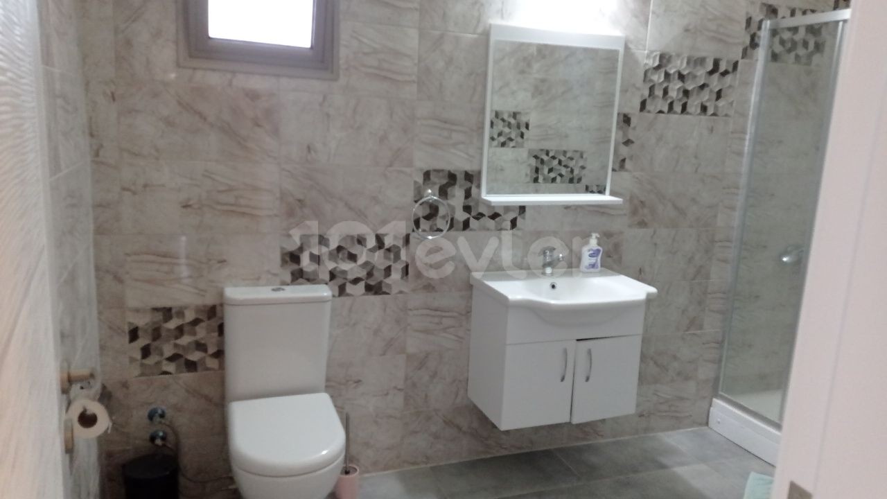 Yenişehir bölgesinde merkezi lokasyonda şık dizayn edilmiş , eşsiz manzaralı 2+1 eşyalı penthouse . 