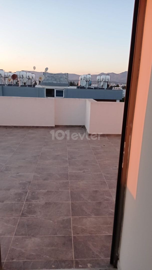 EIN GROSSES UND GERÄUMIGES PENTHOUSE ZUR MIETE IN PERFEKTER LAGE IN NEWŞEHİR, WO SIE LEFKOŞA AUS ALLEN RICHTUNGEN SEHEN KÖNNEN. ** 