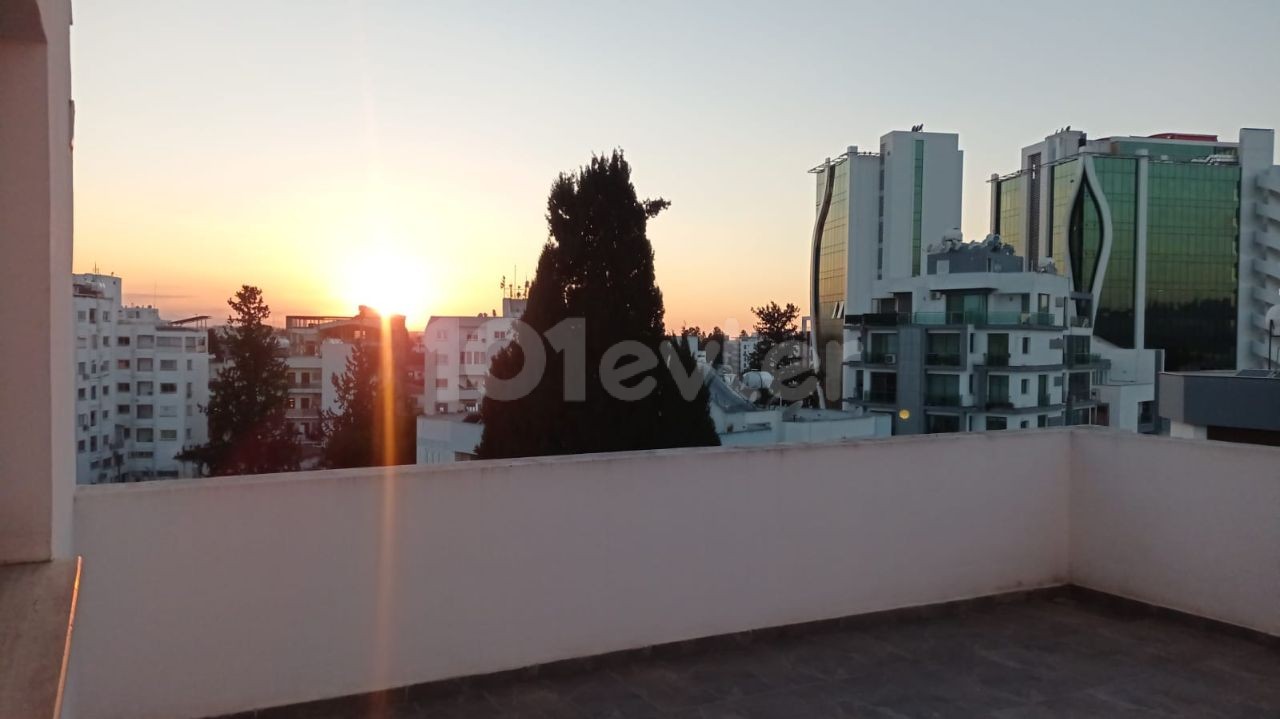 EIN GROSSES UND GERÄUMIGES PENTHOUSE ZUR MIETE IN PERFEKTER LAGE IN NEWŞEHİR, WO SIE LEFKOŞA AUS ALLEN RICHTUNGEN SEHEN KÖNNEN. ** 