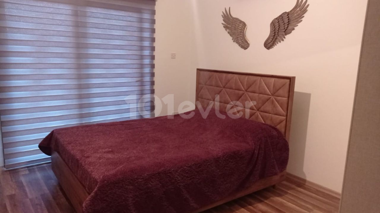 EIN GROSSES UND GERÄUMIGES PENTHOUSE ZUR MIETE IN PERFEKTER LAGE IN NEWŞEHİR, WO SIE LEFKOŞA AUS ALLEN RICHTUNGEN SEHEN KÖNNEN. ** 