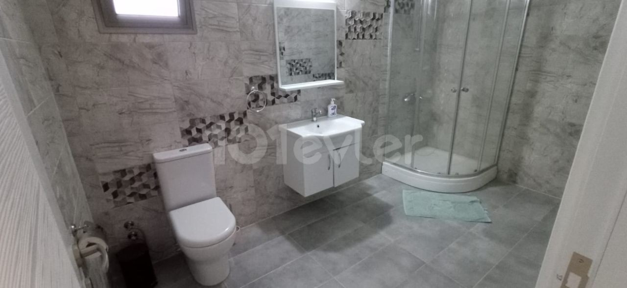 Yenişehir bölgesinde merkezi lokasyonda şık dizayn edilmiş , eşsiz manzaralı 2+1 eşyalı penthouse .