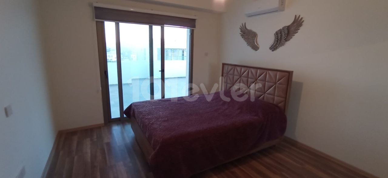 Yenişehir bölgesinde merkezi lokasyonda şık dizayn edilmiş , eşsiz manzaralı 2+1 eşyalı penthouse .