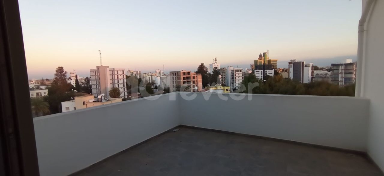 Stilvoll gestaltetes 2+1 möbliertes Penthouse in zentraler Lage in der Region Yenişehir mit einzigartiger Aussicht. 