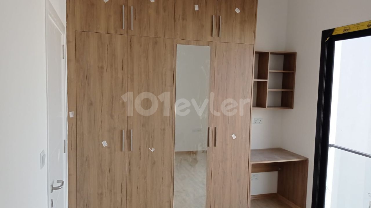 PERFEKTES PENTHOUSE MIT EIGENEM BADEZIMMER, SPEZIELL FÜR SIE ENTWORFEN, MIT PRIVATER JACUZZI TERRASSE UND MODERNEM DESIGN MIT 1. KLASSE VERARBEITUNG UND MATERIALIEN IN EINER WUNDERSCHÖNEN LAGE IN GÖNYELI 