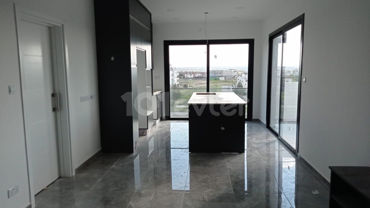 PERFEKTES PENTHOUSE MIT EIGENEM BADEZIMMER, SPEZIELL FÜR SIE ENTWORFEN, MIT PRIVATER JACUZZI TERRASSE UND MODERNEM DESIGN MIT 1. KLASSE VERARBEITUNG UND MATERIALIEN IN EINER WUNDERSCHÖNEN LAGE IN GÖNYELI 