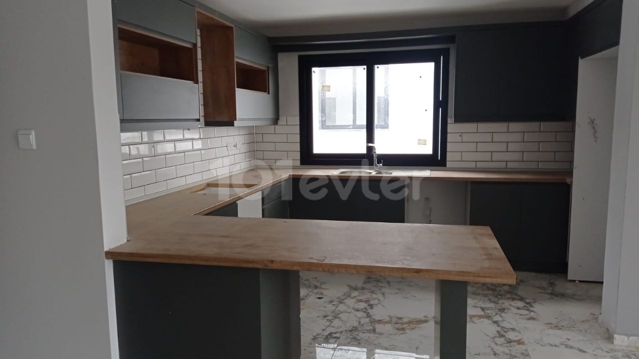 EXCELLENT LOCATION IN GÖNYELI, COMMERCIAL LICENSE, WONDERFULLY DESIGNED (3+1) 140M2 LARGE AND SPACIOUS ENSUIT FOR SALE IN A LIMITED NUMBER OF APARTMENTS FOR SALE