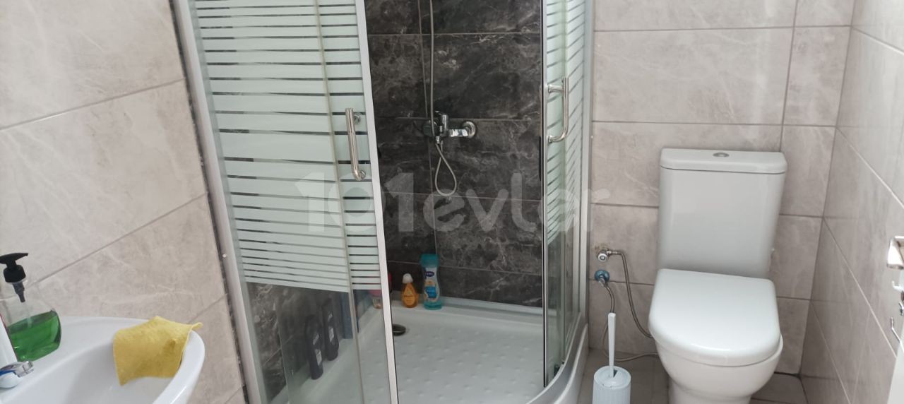 Yenişehir bölgesinde okullar yolunda kiralık 2+1 eşyalı daire 