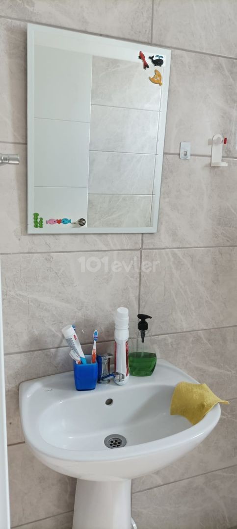 Yenişehir bölgesinde okullar yolunda kiralık 2+1 eşyalı daire 