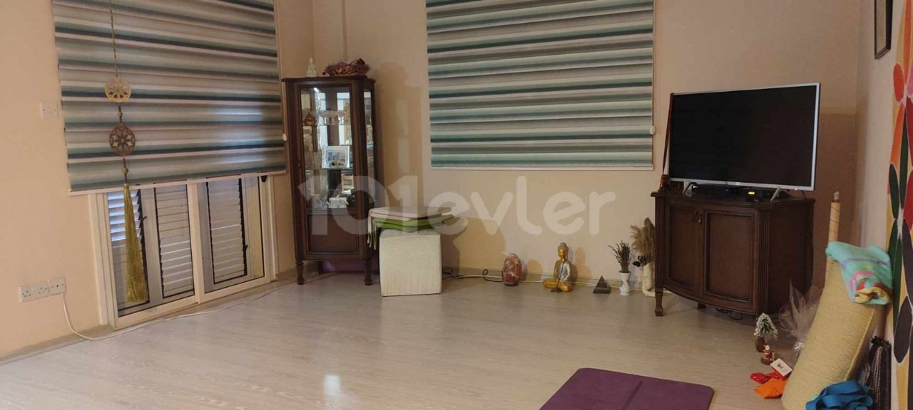 LARGE AND SPACIOUS (3+1) 130M2 TURKISH MADE, VERY AFFORDABLE PRICE FLAT FOR SALE, GROUND FLOOR WITH GARDEN, IN A PERFECT LOCATION IN KÜÇÜK KAYMAKLI.