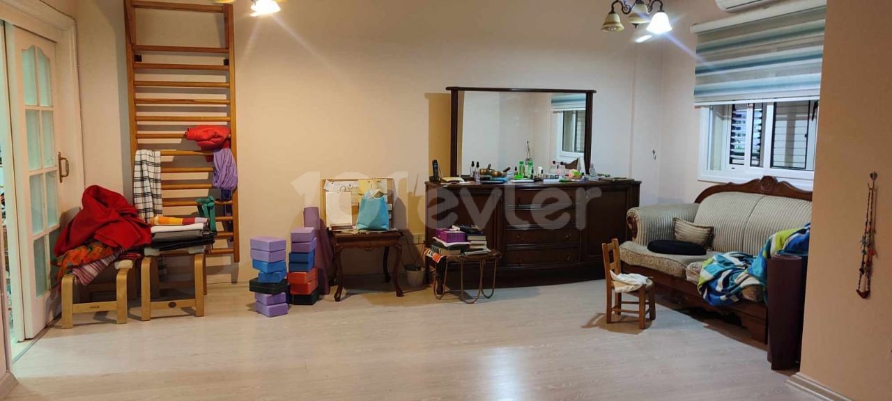 LARGE AND SPACIOUS (3+1) 130M2 TURKISH MADE, VERY AFFORDABLE PRICE FLAT FOR SALE, GROUND FLOOR WITH GARDEN, IN A PERFECT LOCATION IN KÜÇÜK KAYMAKLI.