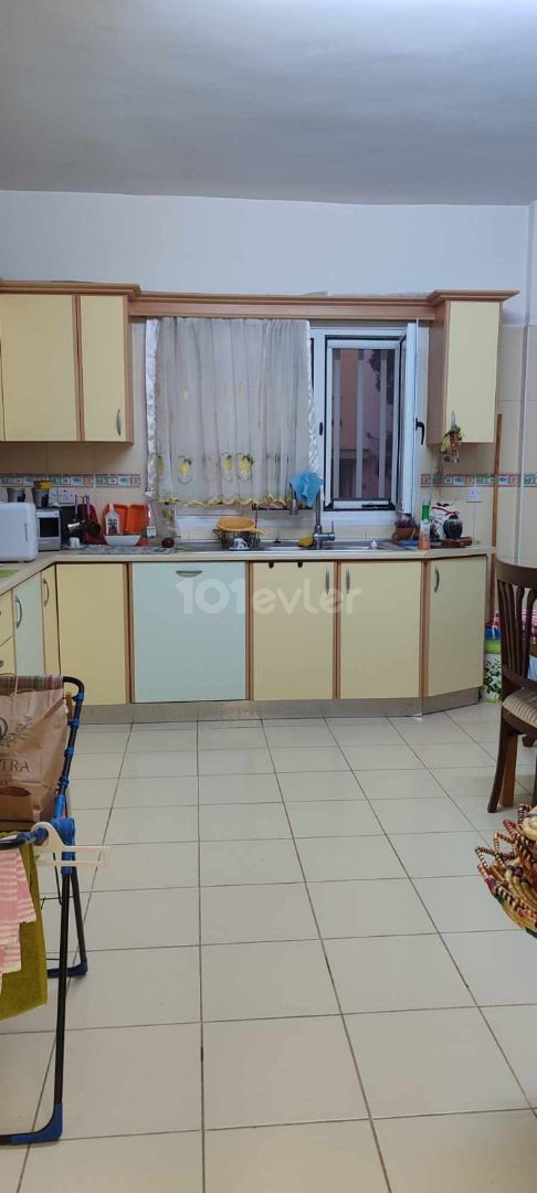 LARGE AND SPACIOUS (3+1) 130M2 TURKISH MADE, VERY AFFORDABLE PRICE FLAT FOR SALE, GROUND FLOOR WITH GARDEN, IN A PERFECT LOCATION IN KÜÇÜK KAYMAKLI.