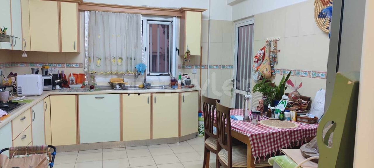 LARGE AND SPACIOUS (3+1) 130M2 TURKISH MADE, VERY AFFORDABLE PRICE FLAT FOR SALE, GROUND FLOOR WITH GARDEN, IN A PERFECT LOCATION IN KÜÇÜK KAYMAKLI.