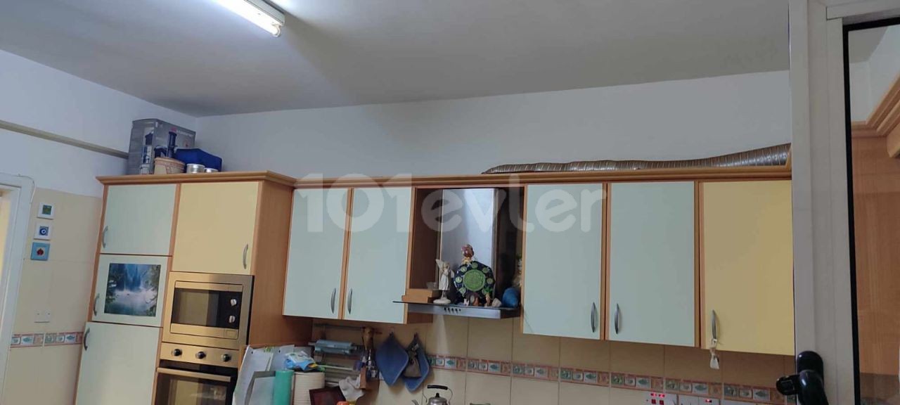 LARGE AND SPACIOUS (3+1) 130M2 TURKISH MADE, VERY AFFORDABLE PRICE FLAT FOR SALE, GROUND FLOOR WITH GARDEN, IN A PERFECT LOCATION IN KÜÇÜK KAYMAKLI.