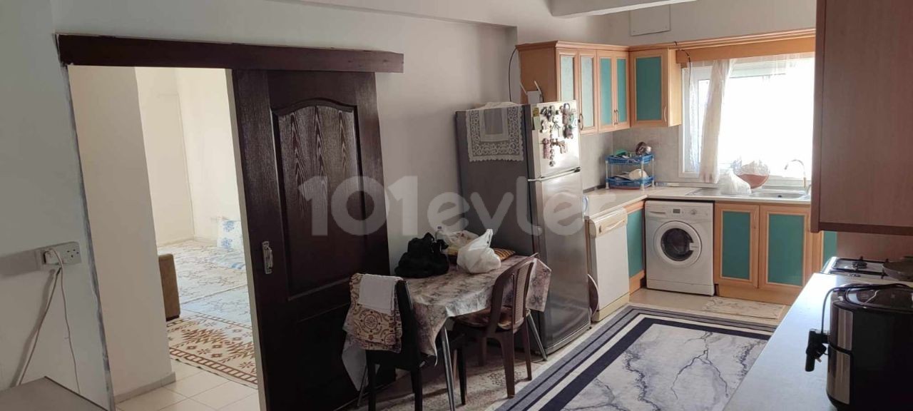 BARGAIN FLAT FOR SALE IN NICOSIA YENİCAMİ AREA (3+1) 130 M2 LARGE AND SPACIOUS TURKISH MADE WITH TERRACE USE ADVANTAGE.