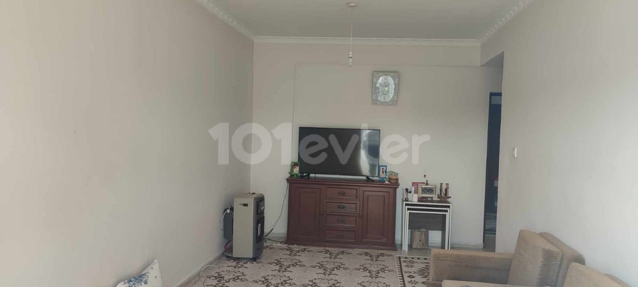 SCHNÄPPCHEN-WOHNUNG ZUM VERKAUF IN NICOSIA YENİCAMİ BEREICH (3+1), 130 M2 GROSS UND GERÄUMIG, TÜRKISCH, MIT VORTEIL DER TERRASSENNUTZUNG.