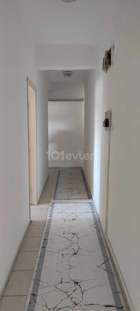 SCHNÄPPCHEN-WOHNUNG ZUM VERKAUF IN NICOSIA YENİCAMİ BEREICH (3+1), 130 M2 GROSS UND GERÄUMIG, TÜRKISCH, MIT VORTEIL DER TERRASSENNUTZUNG.