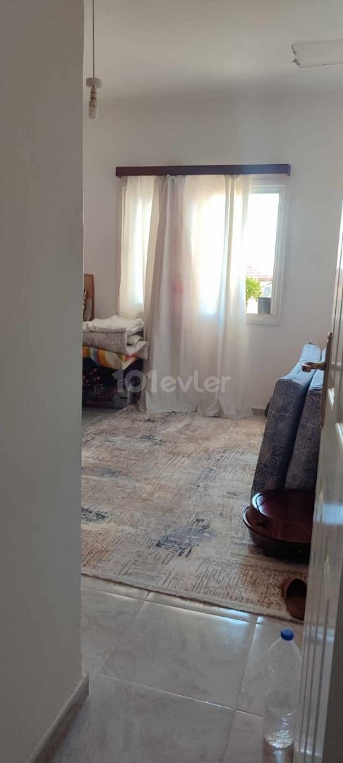 SCHNÄPPCHEN-WOHNUNG ZUM VERKAUF IN NICOSIA YENİCAMİ BEREICH (3+1), 130 M2 GROSS UND GERÄUMIG, TÜRKISCH, MIT VORTEIL DER TERRASSENNUTZUNG.