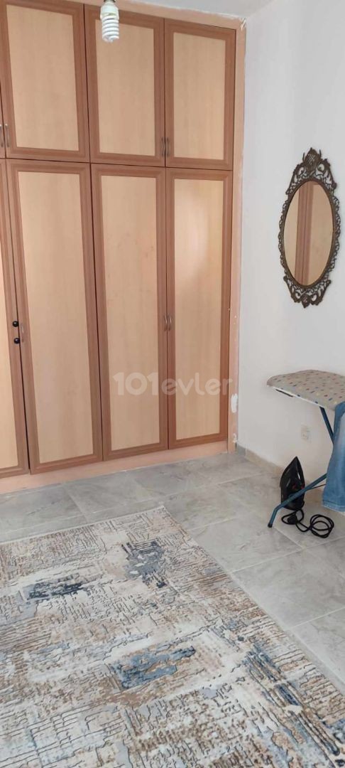 SCHNÄPPCHEN-WOHNUNG ZUM VERKAUF IN NICOSIA YENİCAMİ BEREICH (3+1), 130 M2 GROSS UND GERÄUMIG, TÜRKISCH, MIT VORTEIL DER TERRASSENNUTZUNG.