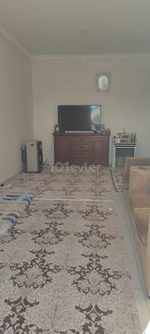 SCHNÄPPCHEN-WOHNUNG ZUM VERKAUF IN NICOSIA YENİCAMİ BEREICH (3+1), 130 M2 GROSS UND GERÄUMIG, TÜRKISCH, MIT VORTEIL DER TERRASSENNUTZUNG.