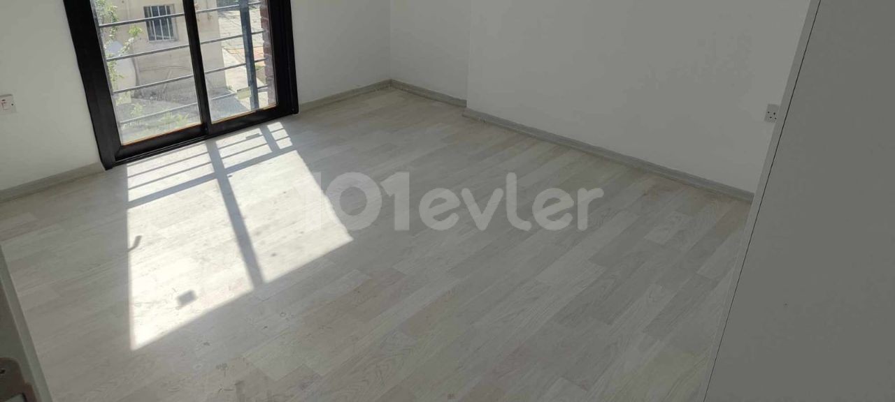 LEFKOŞANIN MERKEZİ YENİŞEHİRDE MÜKEMMEL LOKASYONDA YENİ BİTMİŞ EŞYASIZ KİRALIK ASANSÖRLÜ VE OTOPARKLI APARTMAN DAİRELERİ.