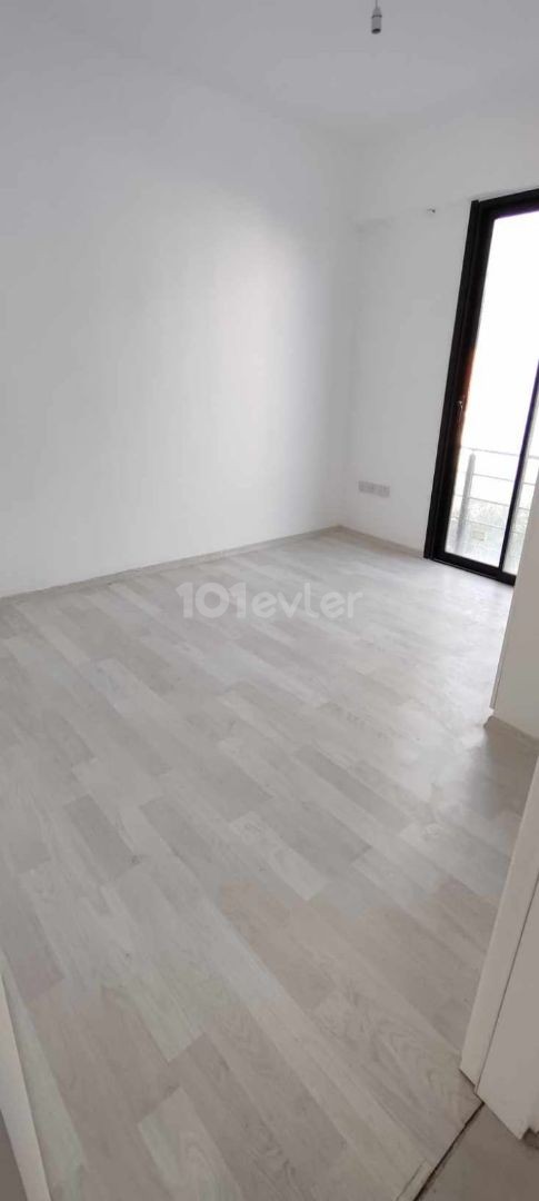 LEFKOŞANIN MERKEZİ YENİŞEHİRDE MÜKEMMEL LOKASYONDA YENİ BİTMİŞ EŞYASIZ KİRALIK ASANSÖRLÜ VE OTOPARKLI APARTMAN DAİRELERİ.