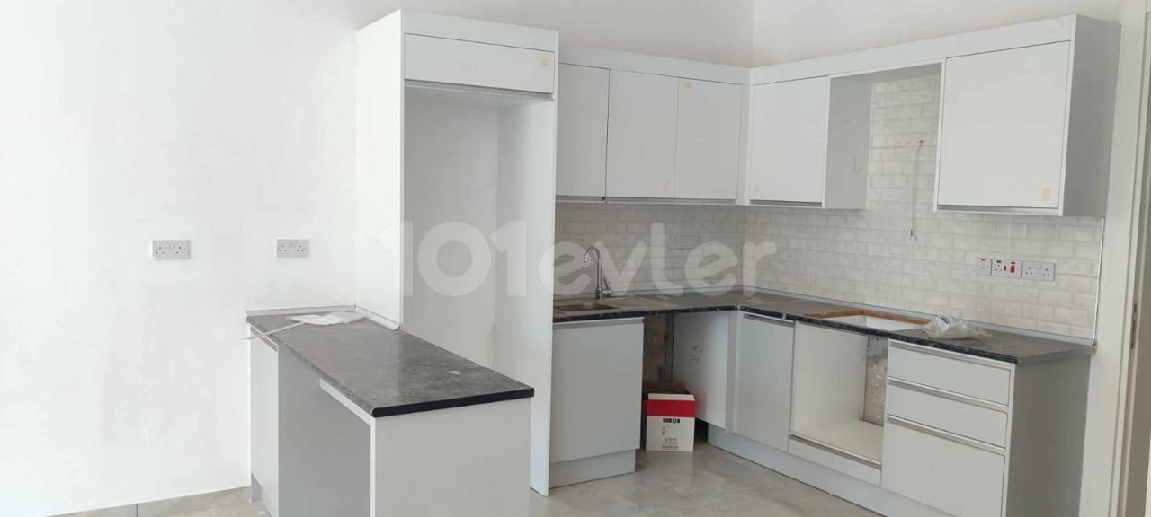 LEFKOŞANIN MERKEZİ YENİŞEHİRDE MÜKEMMEL LOKASYONDA YENİ BİTMİŞ EŞYASIZ KİRALIK ASANSÖRLÜ VE OTOPARKLI APARTMAN DAİRELERİ.