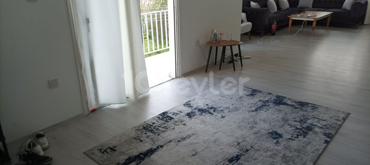 Yenikentte 2+1 135 M2 güzel konumda satılık daire