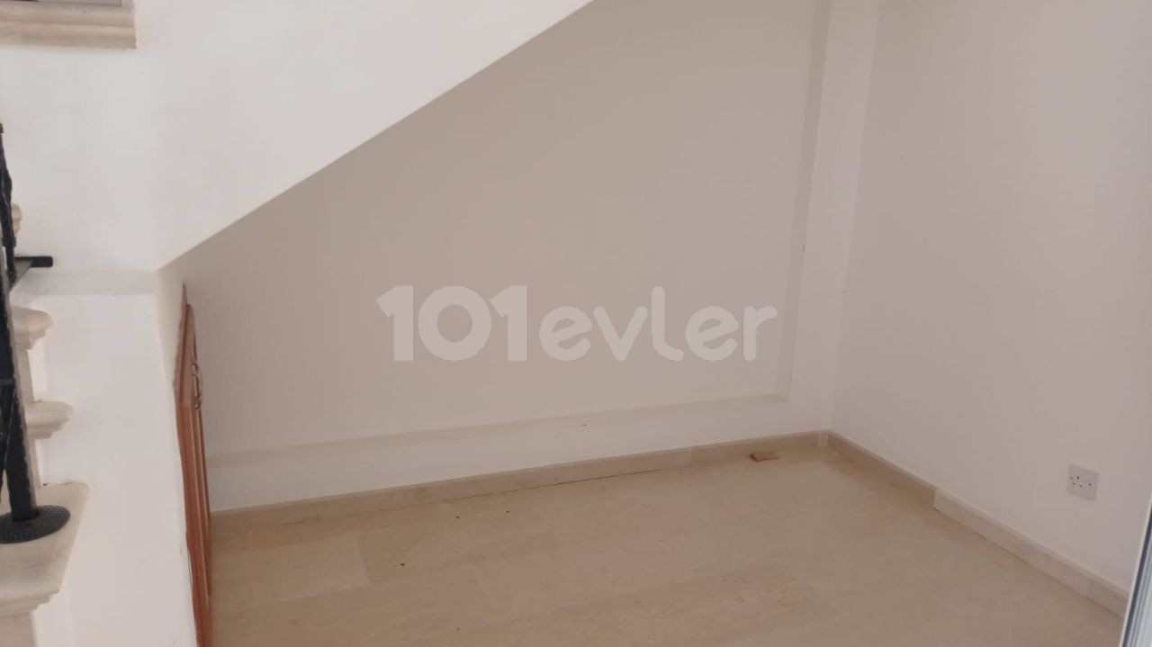 GROSSE UND GERÄUMIGE (3+1) 150 M2 DUPLEX-DOPPELVILLA ZU VERMIETEN, MIT GARTEN UND KAMIN IN PERFEKTER LAGE IM GEBIET VON GÖNYELİ BAM