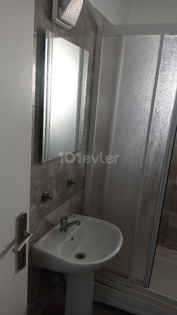 Gönyeli bölgesinde otobüs duraklarının önünde yeni eşyalı kiralık 2+1 daire