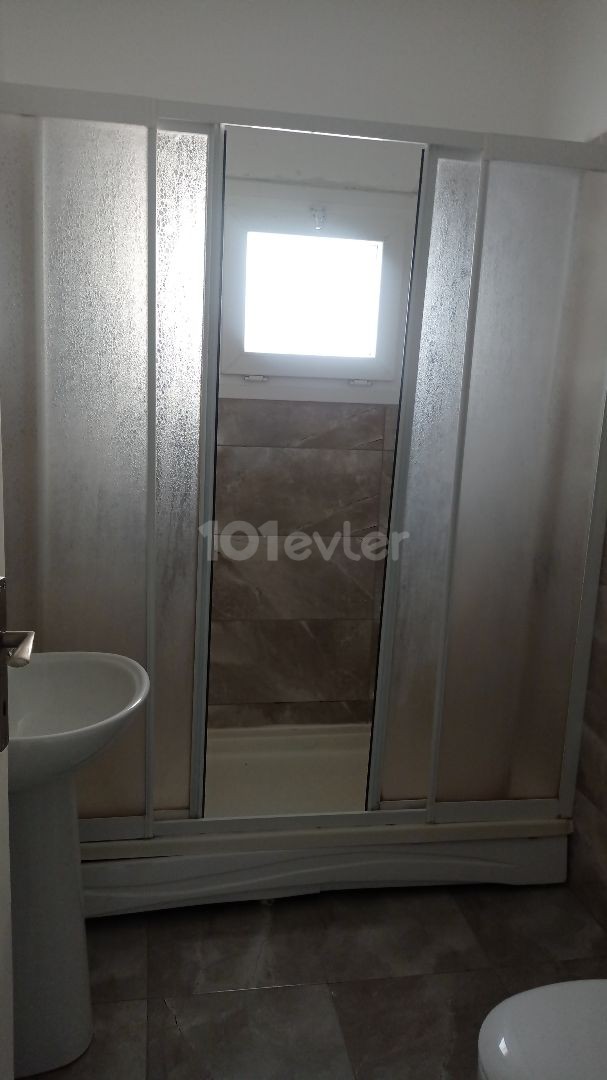 Gönyeli bölgesinde otobüs duraklarının önünde yeni eşyalı kiralık 2+1 daire