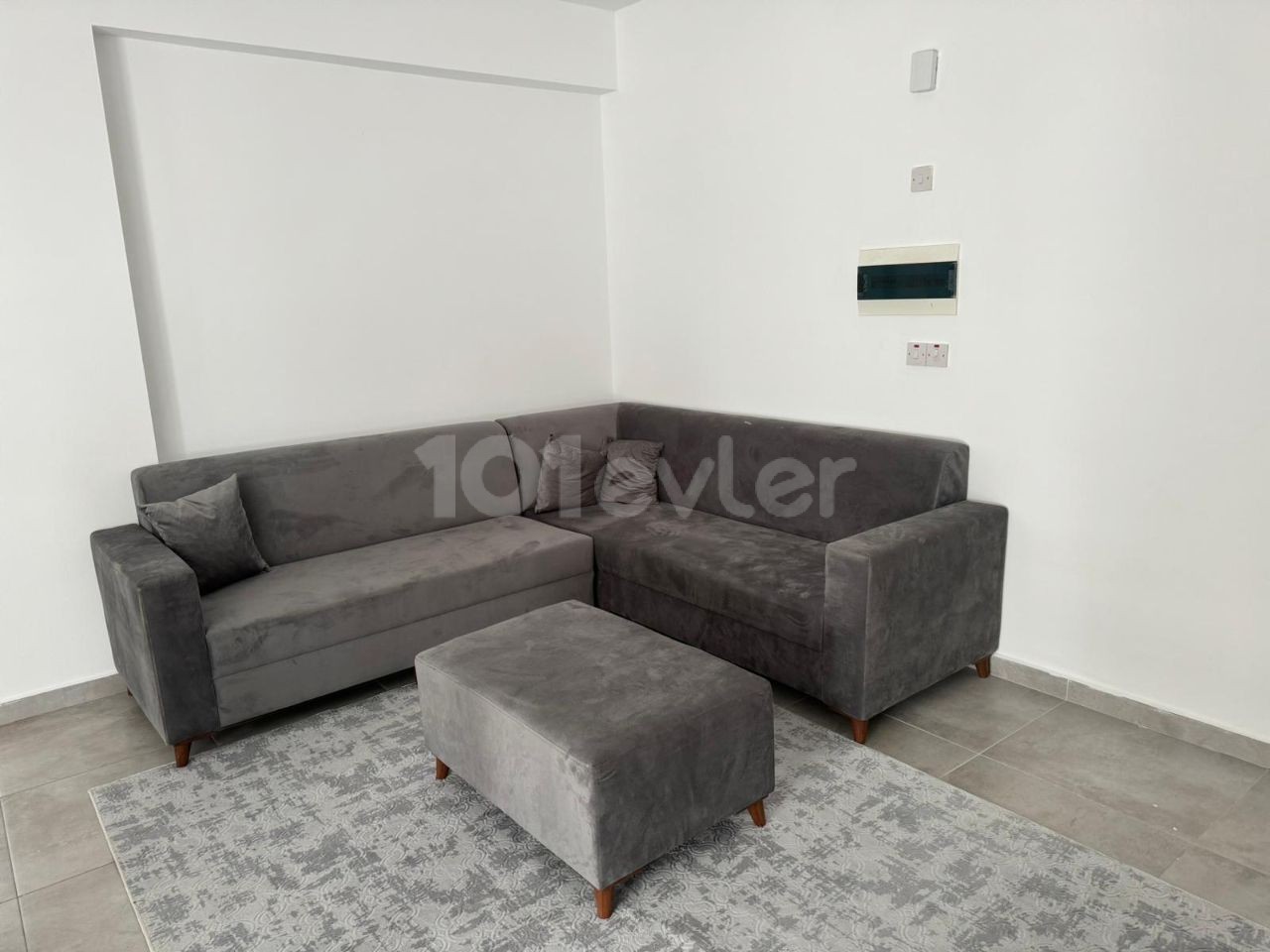 Gönyeli bölgesinde otobüs duraklarının önünde yeni eşyalı kiralık 2+1 daire