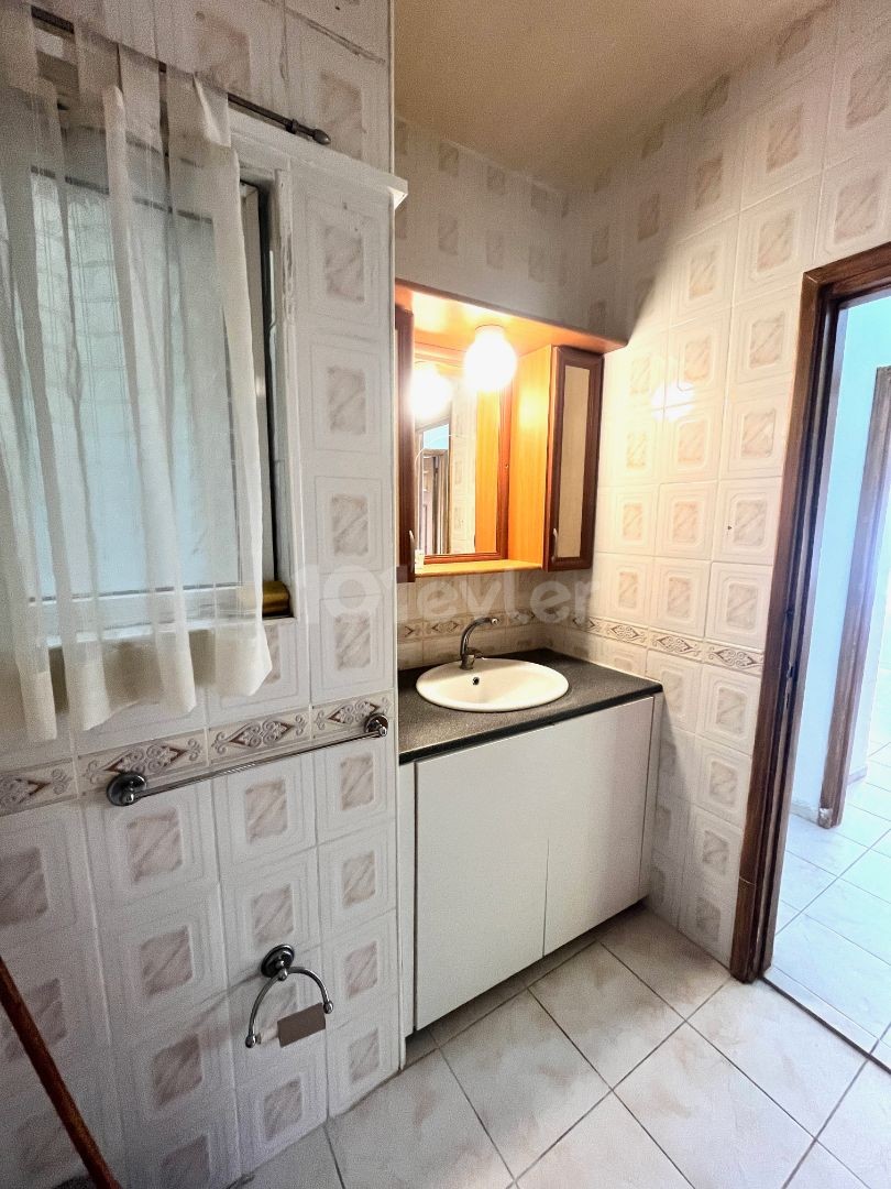 CENTRAL KYRENIA , SPECIOUS GARDEN FLAT 3+1, 135M2, OPPOSITE GREEN AREA , WELL LOOKED AFTER , CLOSE TO ALL AMENITIES 